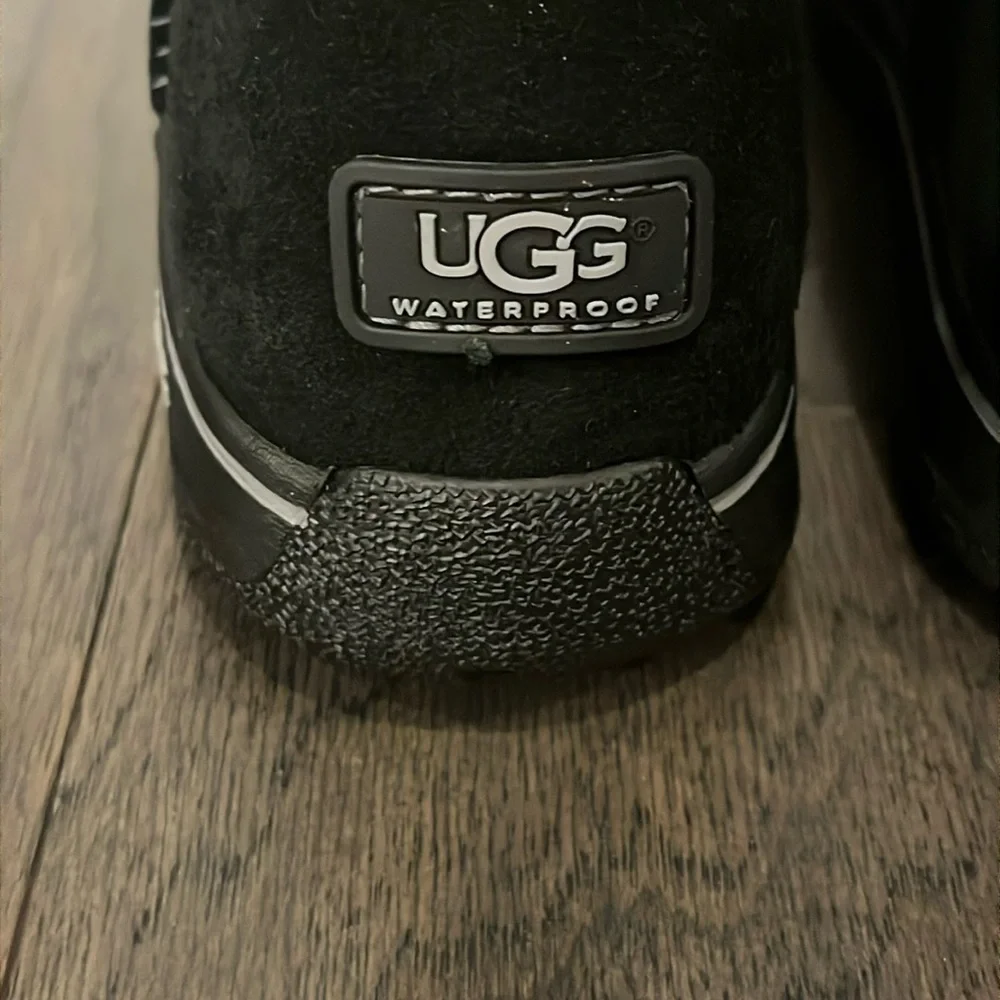 Ugg Australia K Lynden Youth Boots waterproof black suede new Girls Size 6